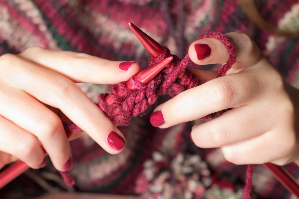 Closing the knitting of the hands